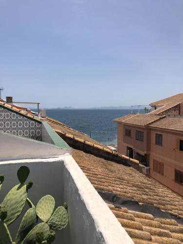 uitzicht op de oceaan vanaf het dak van een gebouw bij Apartamento Costa Calida in San Pedro del Pinatar
