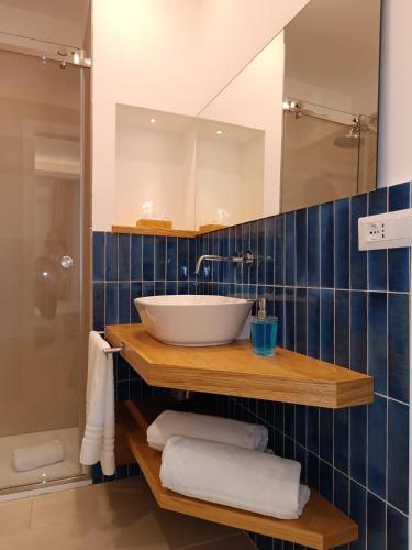 a bathroom with a sink and a mirror at La Marsa Vacances in Mondello