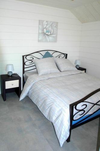 - une chambre avec un lit orné d'une fleur sur le mur dans l'établissement Le chalet, à Bazeilles