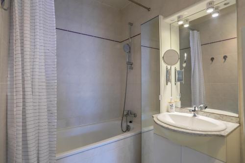 een badkamer met een wastafel, een bad en een douche bij Le St-François charmant duplex 3 étoiles en Vieille Ville in Annecy