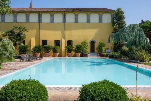 une grande piscine en face d'une maison dans l'établissement Hotel Airone, à Piadena