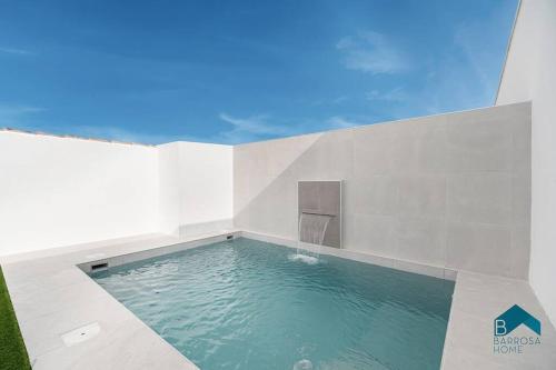 - une piscine à l'angle d'un bâtiment dans l'établissement GRANIZO A, à Chiclana de la Frontera