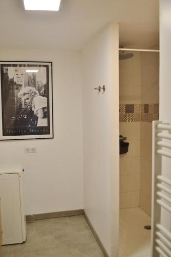 La salle de bains est pourvue d'une douche et d'une photo murale. dans l'établissement La lutiniere, à Gespunsart