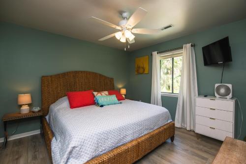 - une chambre avec un lit et un ventilateur de plafond dans l'établissement Playin Hooky, à Edisto Island