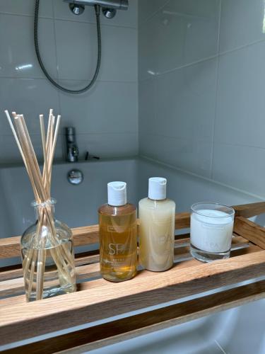 - une étagère avec 3 bouteilles de savon et un lavabo dans l'établissement Gleneagles Holiday Home Rental, à Auchterarder