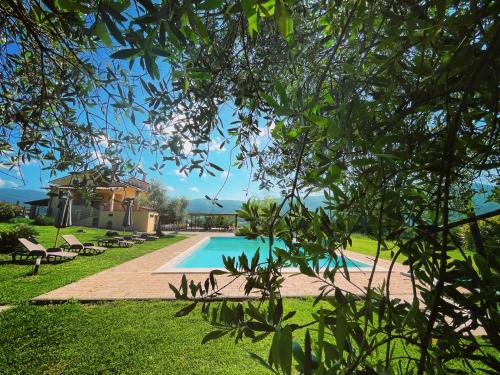 a view of a swimming pool in a yard at Tenuta delle Acque in Acquasparta