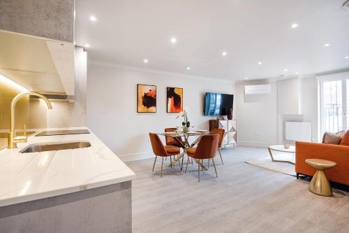 Il comprend une cuisine et un salon avec une table et des chaises. dans l'établissement Marble Arch Suite 6-Hosted by Sweetstay, à Londres