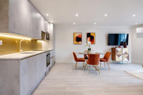 - une cuisine et une salle à manger avec une table et des chaises dans l'établissement Marble Arch Suite 6-Hosted by Sweetstay, à Londres