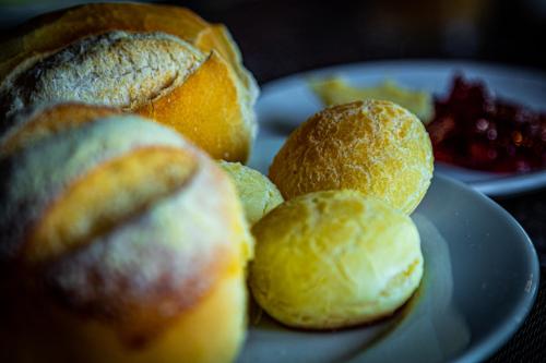 een bord met eten, met daarop geschilde sinaasappels bij Villa Donn'Anna in Analândia