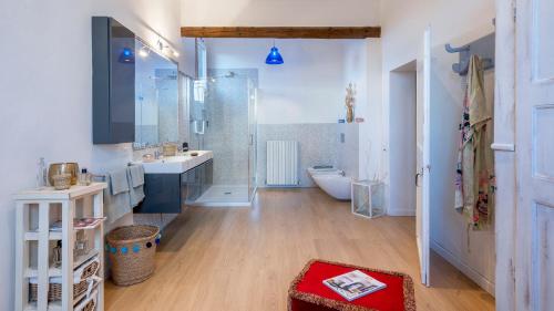 y baño con bañera, lavamanos y ducha. en VILLA RUSTICA 8, Emma Villas, en San Pietro in Vincoli