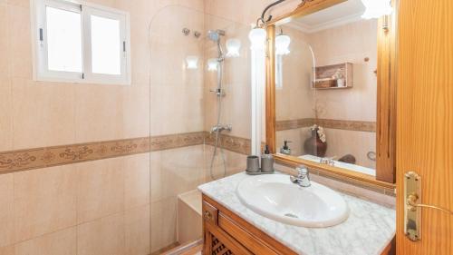 La salle de bains est pourvue d'un lavabo et d'une douche. dans l'établissement Casa Campo de Ita by Ruralidays, à Torrox