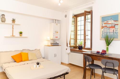 sala de estar blanca con sofá y escritorio en Aosta Centro Storico - Les Cretes Apartment Netflix & Relax, en Aosta