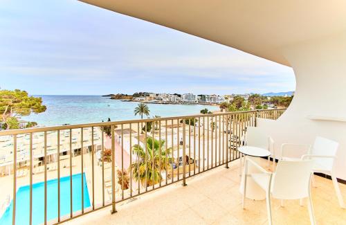 エス・カナにあるLeonardo Suites Hotel Ibiza Santa Eulaliaの海の景色を望むバルコニー
