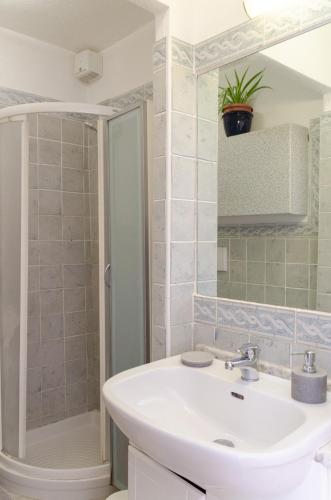 a bathroom with a sink and a shower at Aosta Centro Storico - Les Cretes Apartment Netflix & Relax in Aosta