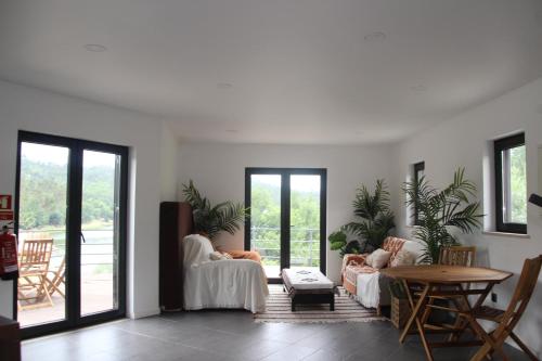Sala de estar con 2 sofás y mesa en Casa do Rio, en Treixedo