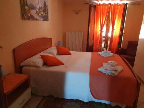 a bedroom with a large bed with two towels on it at B&B del Borgo in Mondovì