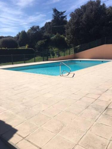 une piscine avec un objet métallique au milieu dans l'établissement VILLA climatisée calme avec bassin privé et grande piscine partagée à ST AYGULF FREJUS, à Fréjus