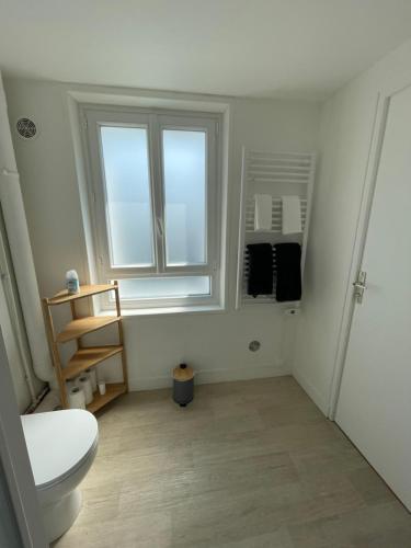 une salle de bain avec toilettes et fenêtre dans l'établissement Les 4 saisons Honfleur - Studio 3, à Honfleur