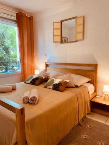 une chambre avec un grand lit avec des serviettes dessus dans l'établissement Chez Louis de Uzès, à Uzès