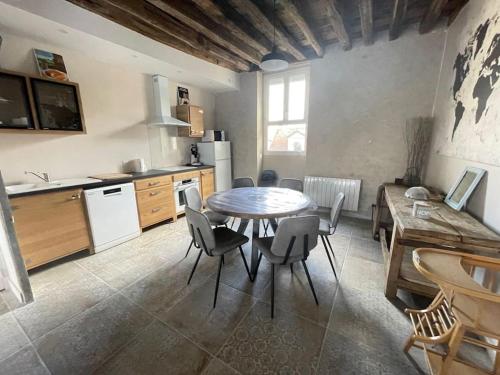 - une cuisine avec une table et des chaises dans la chambre dans l'établissement Côté Loire, à Blois