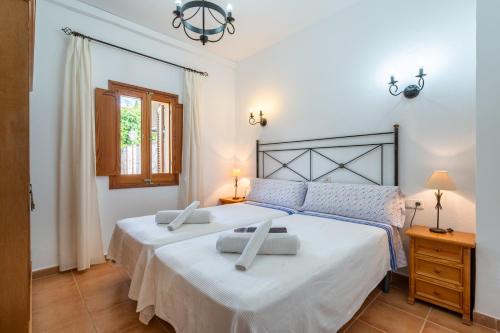 1 dormitorio con 2 camas y ventana en Son Sant Joan en Alaró
