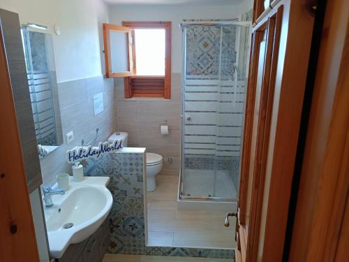 y baño con lavabo, ducha y aseo. en La Residenza estiva della Marchesina by Holiday World en Ognina
