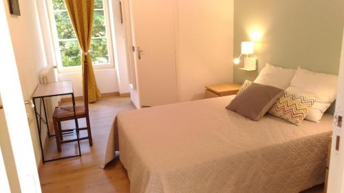 Un dormitorio con una cama grande y una ventana en Le gite du mazagran, 