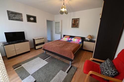 - une chambre avec un lit et une télévision à écran plat dans l'établissement Apartment Aby, à Zagreb