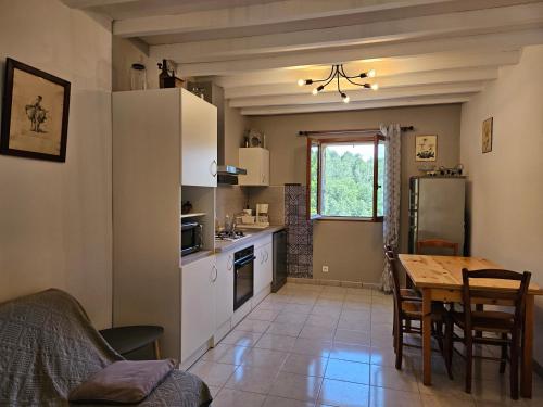 une cuisine avec une table et une salle à manger dans l'établissement Les oliviers, à Ansouis
