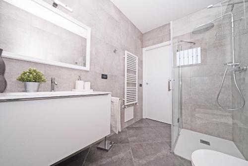 uma casa de banho com um lavatório e um chuveiro em Casa Monte Cicogna PT-1 by Wonderful Italy em Moniga