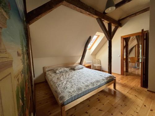 een slaapkamer met een bed in een kamer bij Hotel Katrina in Cēsis