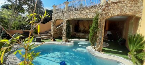 une maison avec une piscine dans une cour dans l'établissement Villa Romana, à La Garonnette-Plage