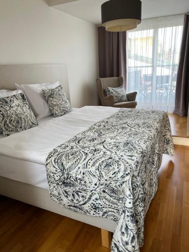 um quarto com uma cama com um edredão preto e branco em CE Apartment Prague Castle em Praga