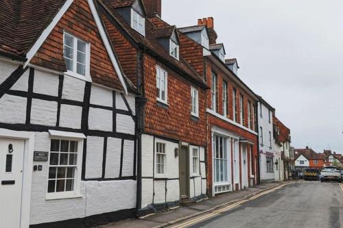 uma fila de edifícios brancos e pretos numa rua em Cosy character cottage in central Marlborough UK em Marlborough