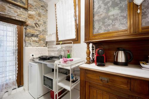 - une cuisine avec un évier et un comptoir dans l'établissement Ca dei nonni, à Diano San Pietro