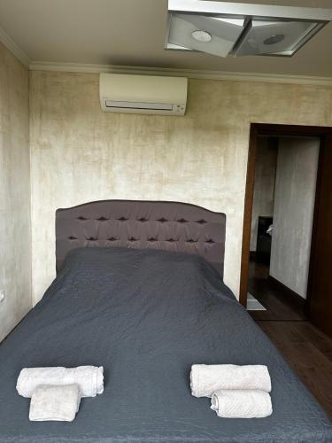 een slaapkamer met een bed met twee handdoeken erop bij Apartment panorama center Varna in Varna