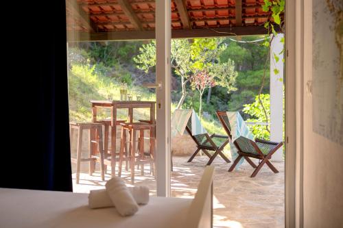 BrusjeにあるStiniva Bay - Hvar Villaのパティオ(椅子、テーブル付)を望む客室です。