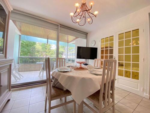 Calme et verdoyant: Appart 2 pièces, terrasse, parking, proche plage et commerces - FR-1-245-74