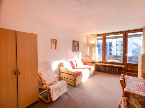 un salon avec un canapé, des chaises et une fenêtre dans l'établissement Studio lumineux avec balcon au pied des pistes - Tignes Val Claret - FR-1-502-523, à Tignes
