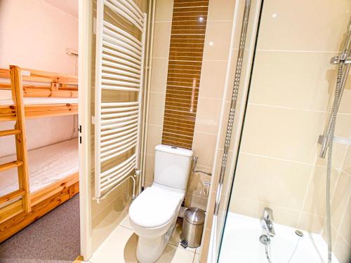 une salle de bain avec toilettes et douche dans l'établissement Studio lumineux avec balcon au pied des pistes - Tignes Val Claret - FR-1-502-523, à Tignes