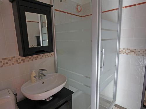 une salle de bain avec un lavabo et une douche en verre dans l'établissement Studio cosy pour 2 à Avoriaz, balcon exposé sud, commerces et pistes à proximité - FR-1-314-177, à Avoriaz