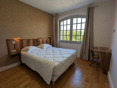une chambre avec un grand lit et une fenêtre dans l'établissement Séjour de luxe au cœur de Mainxe, avec truffe et cours de cuisine, idéal pour 4 couples - FR-1-653-235, à Mainxe