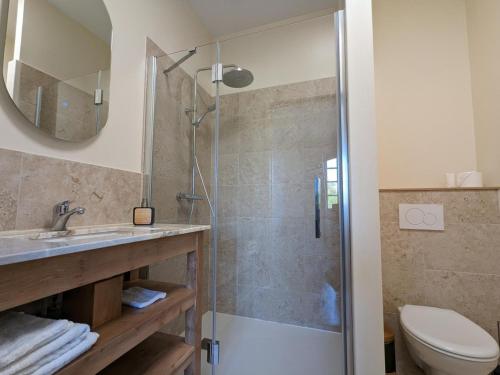 uma casa de banho com um chuveiro, um lavatório e um WC. em Appartement Mainxe-Gondeville, 5 pièces, 8 personnes - FR-1-653-235 em Mainxe