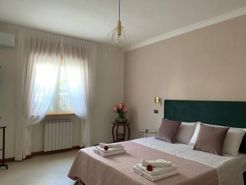 a bedroom with a large bed with two towels on it at Dimarù in Gragnano