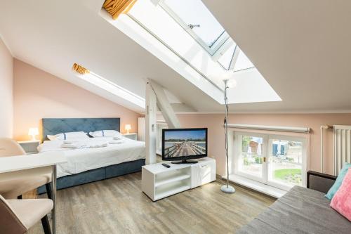 1 dormitorio con 1 cama y TV. en Villa Seebach, en Boltenhagen