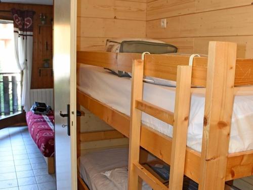 1 Schlafzimmer mit 2 Etagenbetten in einer Hütte in der Unterkunft Studio Saint-Jean-d'Aulps, 1 pièce, 4 personnes - FR-1-573-116 in Saint-Jean-dʼAulps