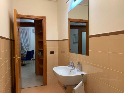 a bathroom with a sink and a mirror at Dimarù in Gragnano