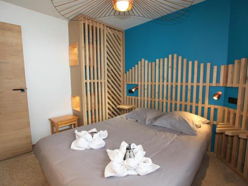 a bedroom with a bed with towels on it at Chalet Avoriaz, 6 pièces, 10 personnes - FR-1-314-100 in Avoriaz