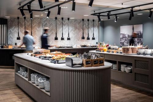 فندق أنكير  في أوسلو: مطعم فيه ناس يعدون الاكل في مطبخ