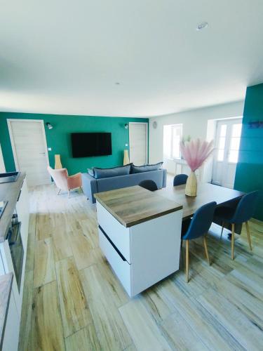 un salon avec une table et un canapé dans l'établissement Gite du moulin brochat, à Saint-Jean-de-Vaux